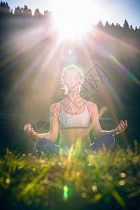 日落时做瑜伽的妇女运动体操草地阳光背光女士女孩冥想专注太阳图片