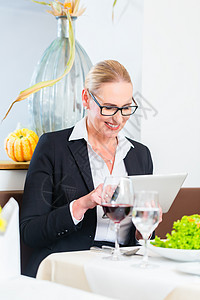 餐厅有石片的女商务人士互联网人员商务团体公司晚餐电脑同事会议午餐图片