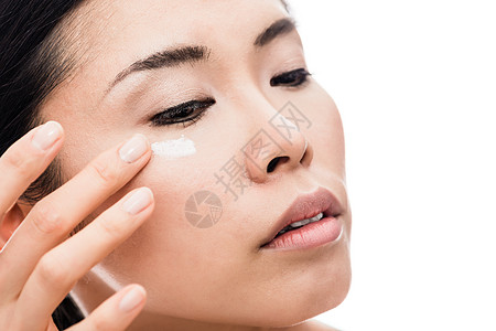 年轻女性使用抗皱眉眼润湿剂图片