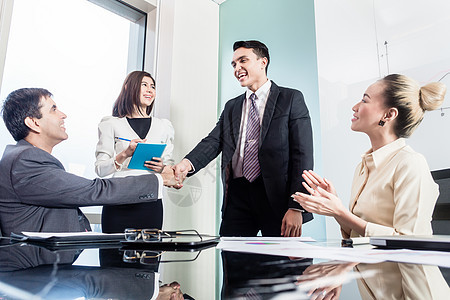 成功交易后 商务人士握手交手谈判职场会议室生意女性推介会合伙团队商务管理人员图片