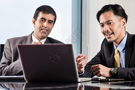 高级经理和初级专业人员会议会商情况合作项目电脑职场会议生意商务下属技术会计图片
