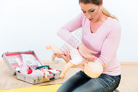 参加急救课程的妇女 在婴儿出生时恢复婴儿的活力d工作气道健身房中毒玩具训练娃娃药品通风女士图片