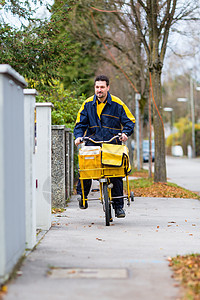 邮差骑着载运邮件的货运自行车图片