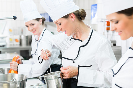 系统伙食供应生产过程中的厨师小组职场女士劳动食品餐饮团队盘子烹饪食物职业图片