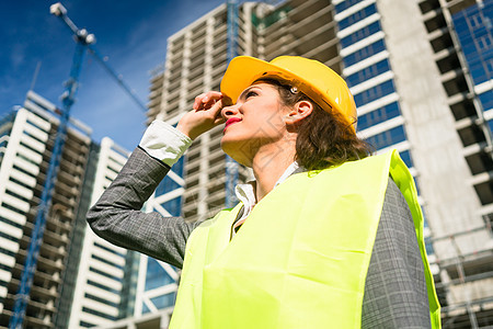 访问建筑工地的女建筑师背景图片