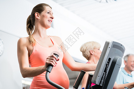 在健身房对孕妇进行交叉教练员培训图片