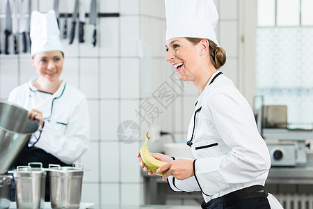 商业性厨房女厨师穿白色制服的白制服就业美食餐饮团队食品烹饪餐厅食物工作服工作图片