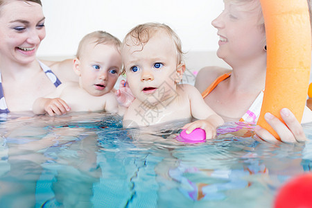 母亲对孩子玩耍的快乐 妈妈们也高兴学习玩具乐趣水池女性游泳游泳池妈妈尿布婴儿游泳图片