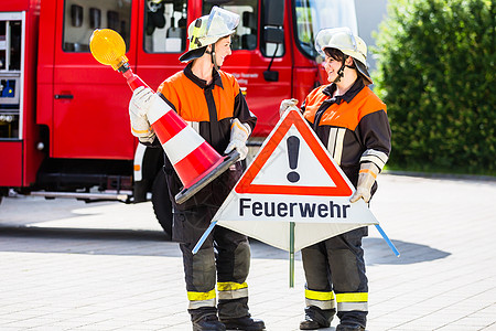 女性消防女消防员设置注意标志防火消防车世界车站车辆女士人类场景工作救援图片