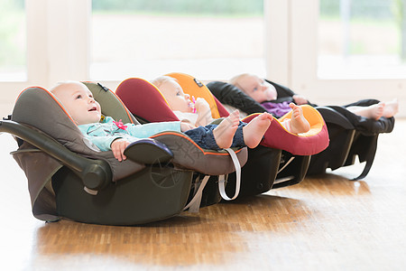 幼年婴儿组中躺在婴儿壳里的新生婴儿教养幼儿孩子们座椅父母练习摇篮喜悦母子乐趣图片
