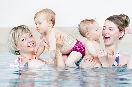 母亲和她们的小孩在婴儿游泳课上玩得开心尿布男生学习孩子婴儿体操童年孩子们幼儿教育图片