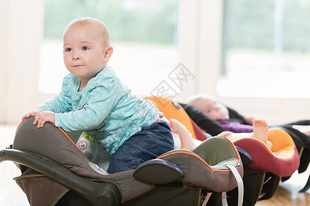 幼年婴儿组中躺在婴儿壳里的新生婴儿男生座椅课程班级父母小组团体教养乐趣女孩图片