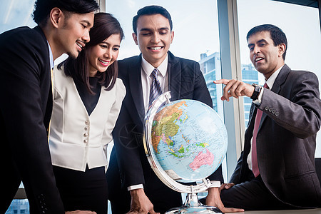 商务人士谈论全球战略团队合作世界公司市场成功人士管理人员地球会议图片