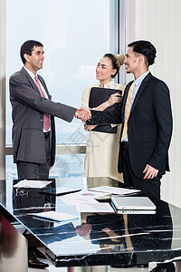 秘书向上司介绍求职面试的申请人成功公司招聘协议商务工作项目合伙老板交易图片