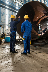 工人监督金属圆筒的制造职业生产安全帽制造业就业安全焊机工作男人圆柱图片