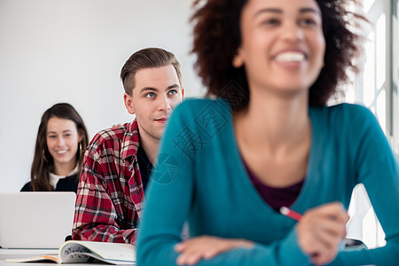 学生在现代学院或大学上课时微笑 同时使用平板电脑奖学金学校女士学习乡愁药片桌子男人笔记本知识图片