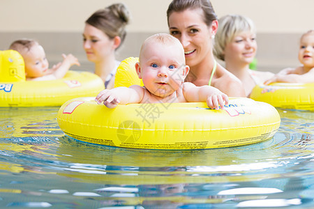 母亲和孩子玩得开心 在游泳池里玩玩具学习幼儿喜悦游泳体操水池童年妈妈安全女性图片