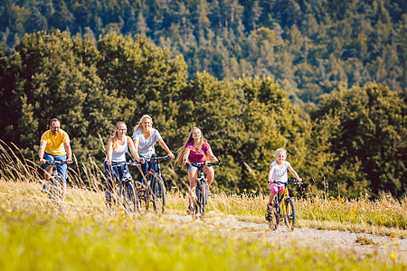 家庭在农村下午骑自行车 每天下午骑脚踏车乐趣小路父母童年孩子父亲女孩们女儿妈妈兄弟姐妹图片