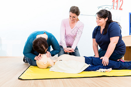 接受急救课程的妇女群体人数心脏病帮助保障通风心脏玩具驾照救援女士服务图片