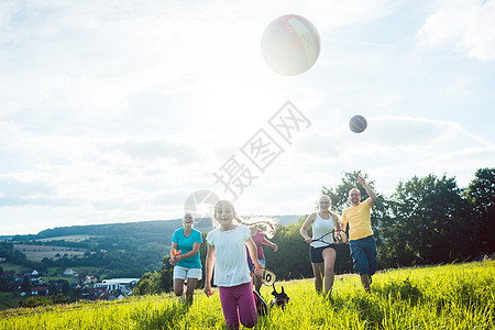 夏季家庭游戏 跑步和运动活动闲暇父亲女孩们儿子孩子爸爸母亲草地喜悦孩子们图片