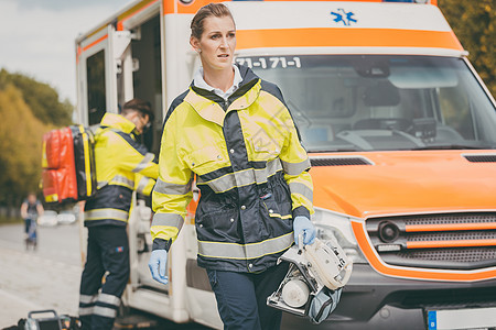 救护车的护理人员护士和急救医生稻草情况急救箱援助运输事故工作医师医疗女士图片