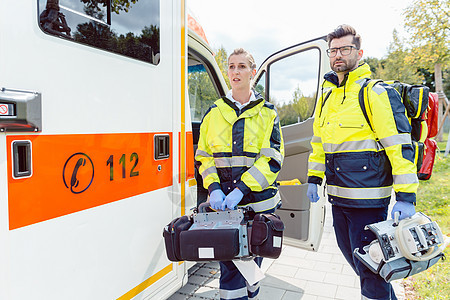救护车的护理人员护士和急救医生救命援助女士服务急救箱医师帮助运输职业医疗图片