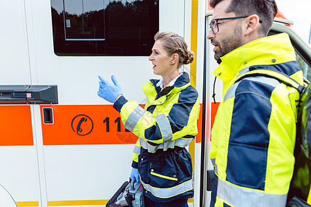 救护车的护理人员护士和急救医生医疗事故急救箱急诊医生救援医师帮手帮助援助工作图片
