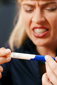 做怀孕测试的妇女不健康;图片