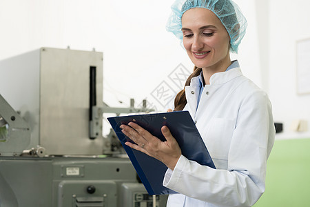 工厂质量控制期间对女视察员的肖像 在工厂中进行质量控制机器工程师安全化妆品就业机械工作检查员专家操作员图片