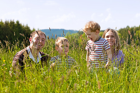 夏季户外快乐的家庭儿子们闲暇阳光后代晴天儿子草地丘陵童年男孩们图片