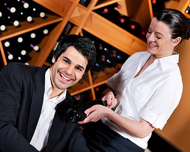 提供红酒的餐厅服务员顾客红色成人奉献酒吧服务男人女士微笑瓶子图片