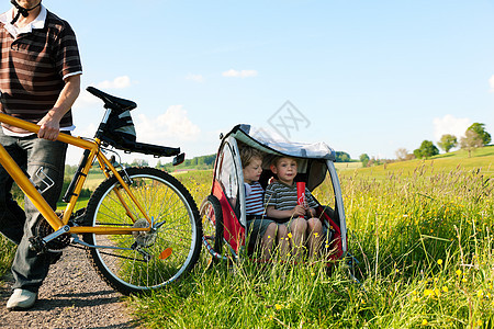 夏季骑自行车的家庭人数头盔男人父亲锻炼丘陵小路运动骑术阳光父母图片
