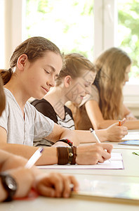 学生或学生在学校写作考试集中孩子们青年女孩们班级知识测试健身房队友工作教学图片