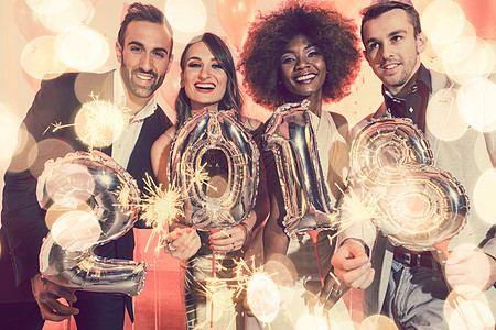 庆祝2018年新年的男女气球团体酒精瓶子烟火朋友们男人多样性快乐女孩们图片