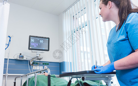 护士在现代医院康复室写下病人资料唤醒护理人员治疗手术监控职业女士写作重症监视器图片