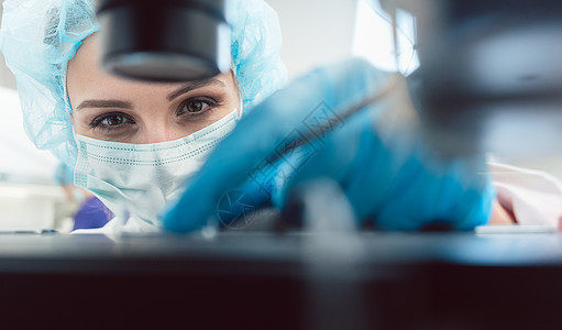 医生或实验室技术技术人员调整针头以施肥人蛋图片