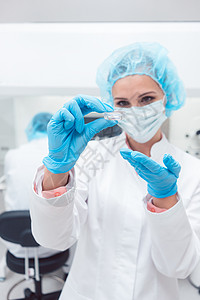 女科学家在实验室展示她最新生物技术实验的女科学家胚胎样本防护药品胚胎学研究科学生育力工作医院图片