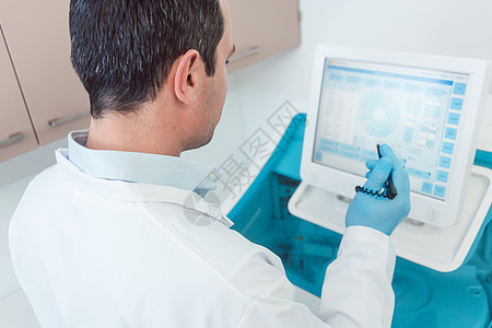 准备实验室血清计数的医生女士感染手套工作服诊所样本技术测试生物外套图片