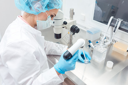 实验室进行生物技术实验的科学家 从事生物技术试验工作外套防护工作服干细胞技术员药品测试诊所治疗图片