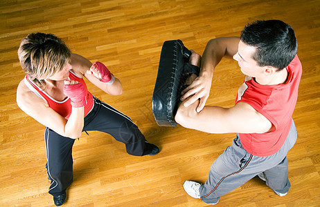 武术比赛夫妻太保陪练韧性力量拳击冲孔运动生活方式空手道图片