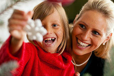 家庭装饰圣诞树金发孩子女儿装潢母亲图片