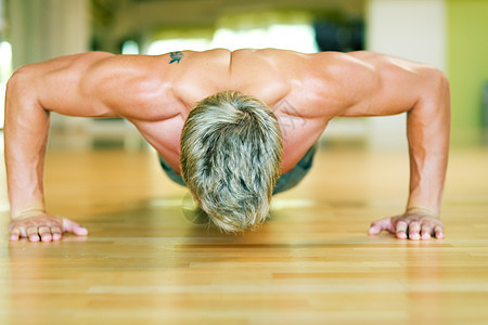 锻炼俯卧撑健身房训练身体力量健身运动员运动男性肌肉数字图片