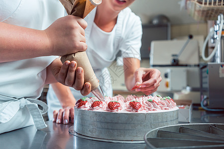 糕饼包蛋糕和糕饼袋的熟食师或糕点厨师蛋糕女性质量奶油团队食物女士生产职业味道图片