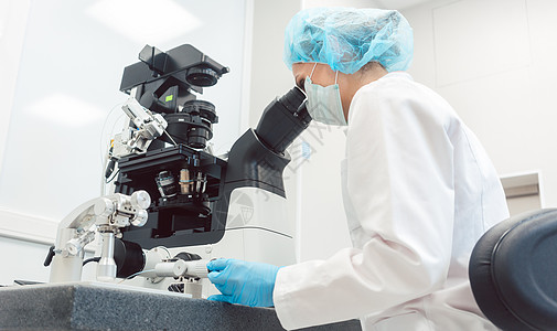 在医疗实验室工作的女医生机械手诊所科学精子学家药品操作员科学家医院生物图片