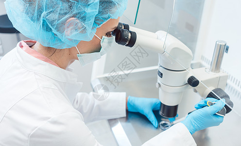 在实验室从事生物技术实验的医生或科学家科学胚胎显微镜测试生育力工作医院生物学家技术员工具图片