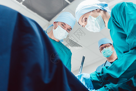 手术室外科医生小组在手术室仪器男人病人从业者博士护士房间办公室麻醉工具图片