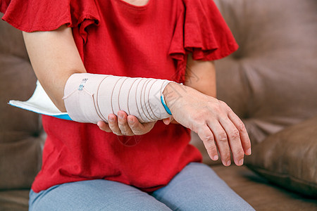 施用带有弹性绷带的骨质疏松性样板来帮助保持螺丝固定急诊室医院医生健康状况卫生照顾者女性老年药品女士图片
