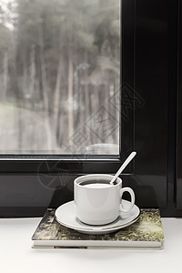 一杯茶和一本窗台上的书闲暇公园风格情绪乡村阅读树木木头装饰生活图片