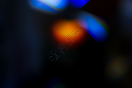 深色背景上的抽象运动散焦灯墙纸彩虹蓝色黑色力量速度线条光束小径辉光图片