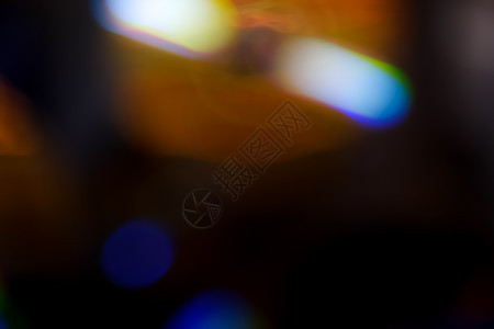 深色背景上的抽象运动散焦灯踪迹速度流动小径光束纤维彩虹黑色蓝色辉光图片